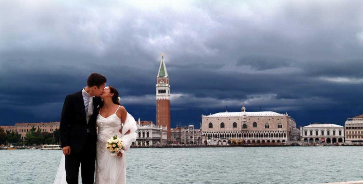 Symbolic wedding in Venice